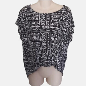 Forever 21 Black and White Tribal High Low Short Sleeve Shirt Size Women Medium